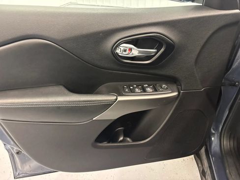Used 2021 Jeep Cherokee Latitude FWD image 46