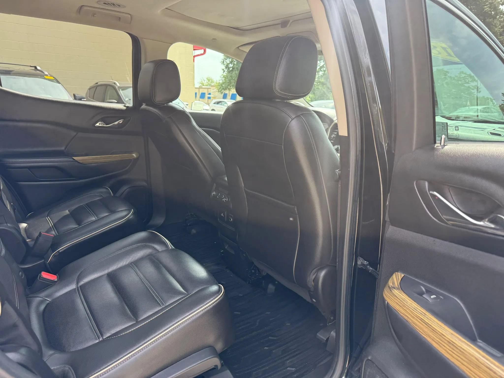Used 2018 GMC Acadia Denali w/ Technology Package FWD image 17