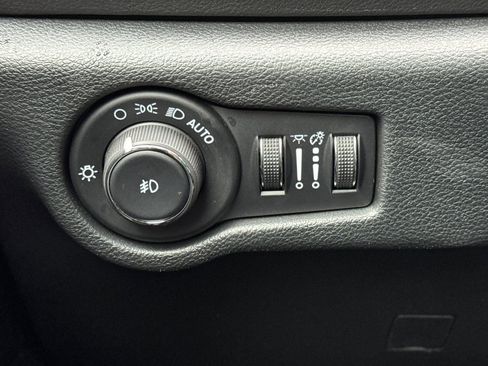 Used 2025 Chrysler Pacifica Select FWD image 31