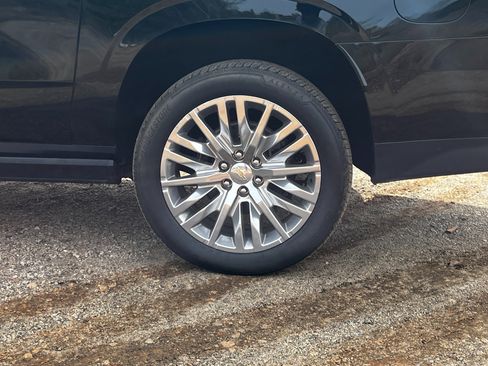 Used 2023 Chevrolet Suburban High Country image 7