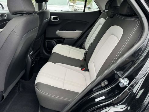 Used 2025 Hyundai Venue SEL FWD image 17