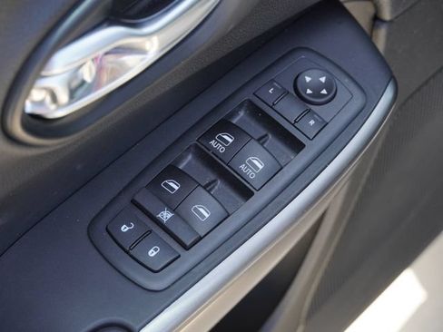 Used 2019 Jeep Cherokee Limited FWD image 19
