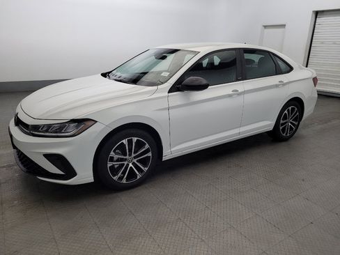 Used 2025 Volkswagen Jetta Sport FWD image 2