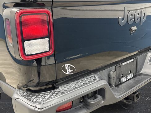 Used 2022 Jeep Gladiator Sport AWD/4WD image 31