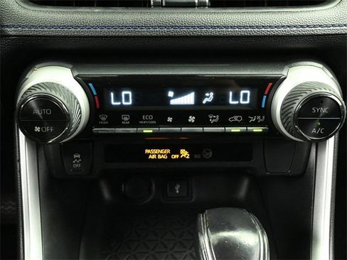 Used 2022 Toyota RAV4 SE image 31