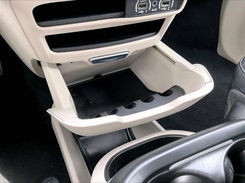 Used 2023 Chrysler Pacifica Touring-L FWD image 27