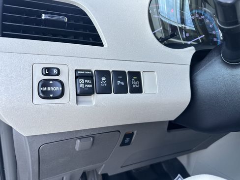 Used 2014 Toyota Sienna XLE w/ Entertainment Package image 23