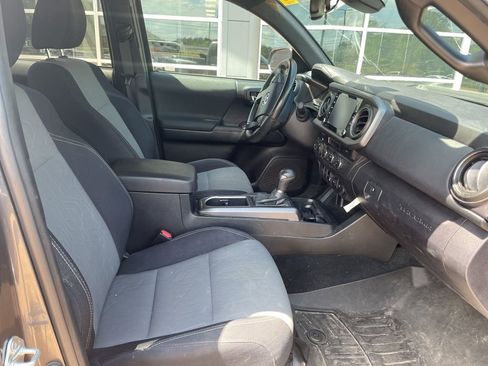 Used 2021 Toyota Tacoma TRD Off-Road w/ Technology Package image 12