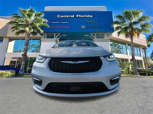 New 2026 Chrysler Pacifica Limited w/ Uconnect Theater Family Group image 3