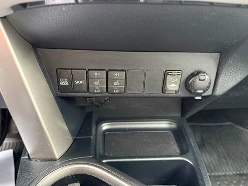 Used 2018 Toyota RAV4 XLE AWD/4WD image 24