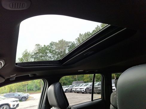 New 2025 Jeep Grand Cherokee Altitude image 8