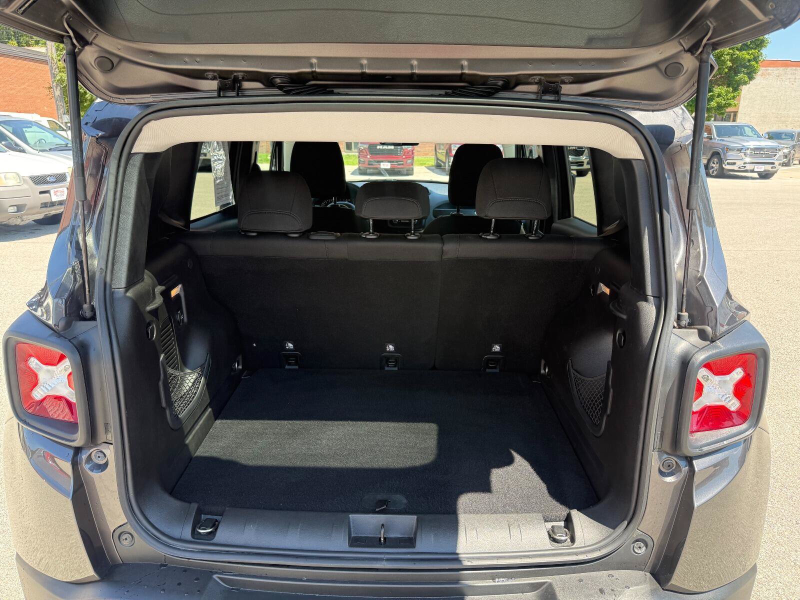 Used 2017 Jeep Renegade Latitude w/ Cold Weather Group AWD/4WD image 15
