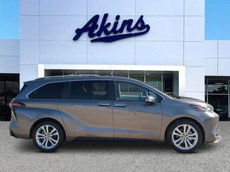 Used 2023 Toyota Sienna Platinum FWD video 1