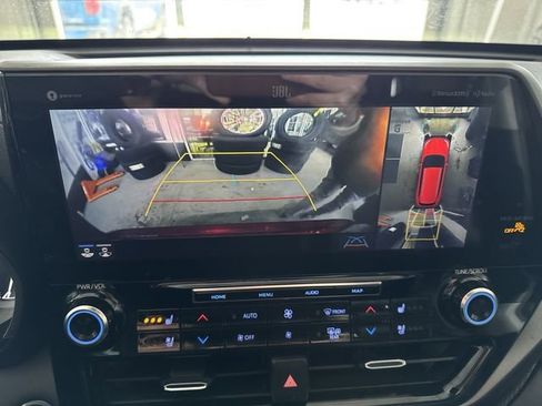 Used 2020 Toyota Highlander Limited image 15