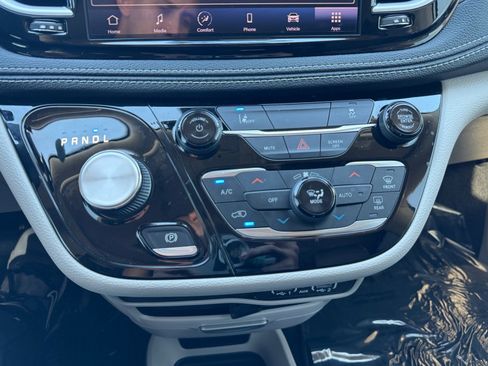 Used 2022 Chrysler Pacifica Touring-L image 18