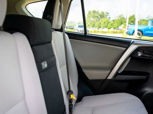 Used 2018 Toyota RAV4 XLE AWD/4WD image 9