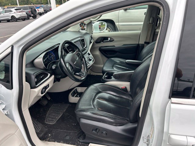 Used 2020 Chrysler Pacifica Touring-L FWD image 11