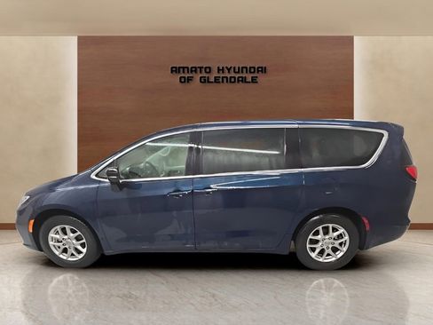 Used 2024 Chrysler Pacifica Touring-L image 3