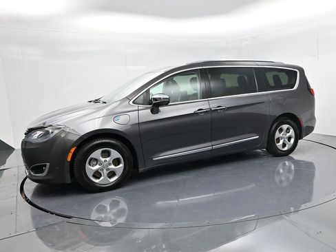 Used 2017 Chrysler Pacifica Platinum image 4