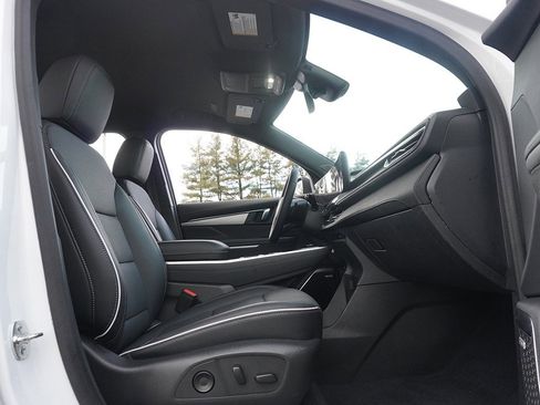 Used 2025 Buick Enclave Preferred w/ Power Package image 35