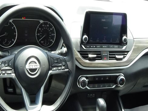 Used 2025 Nissan Altima 2.5 SV FWD image 14