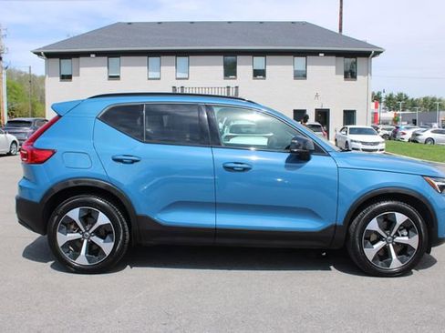 Used 2025 Volvo XC40 B5 Plus image 6