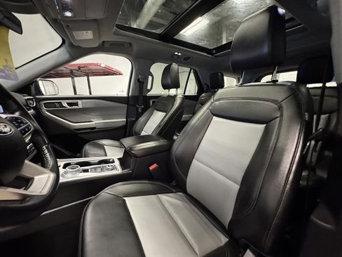 Used 2022 Ford Explorer XLT w/ Equipment Group 202A AWD/4WD image 23