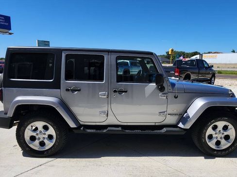 Used 2013 Jeep Wrangler Unlimited Sahara w/ Dual Top Group AWD/4WD image 7