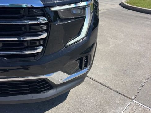 Used 2025 GMC Acadia Elevation image 11