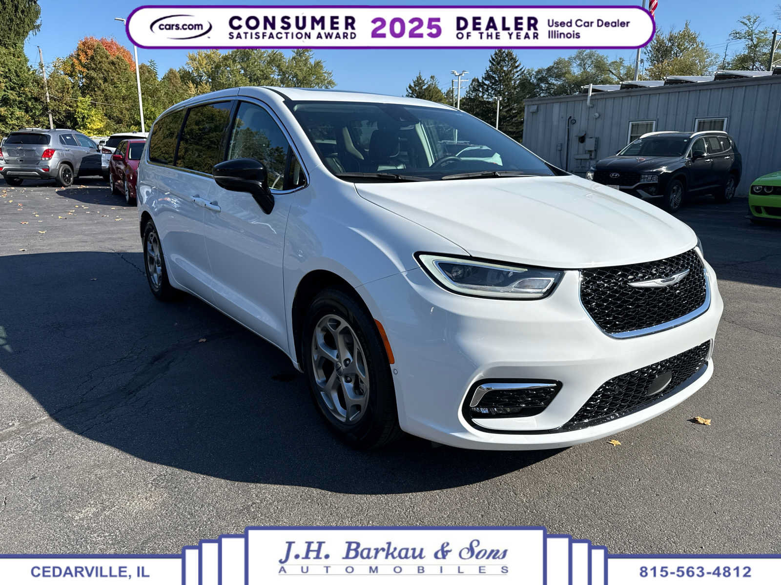 Used 2024 Chrysler Pacifica Limited w/ Uconnect Theater Family Group FWD image 1