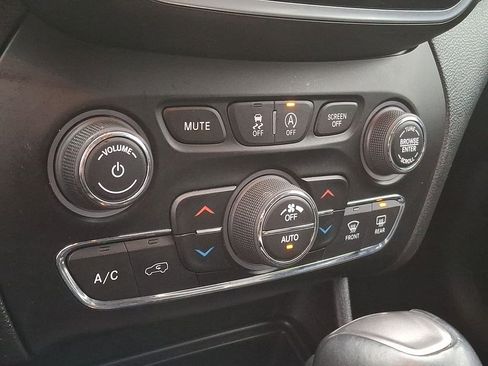 Used 2019 Jeep Cherokee Limited image 12