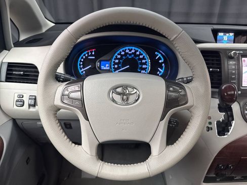 Used 2011 Toyota Sienna XLE w/ Premium Pkg AWD/4WD image 12