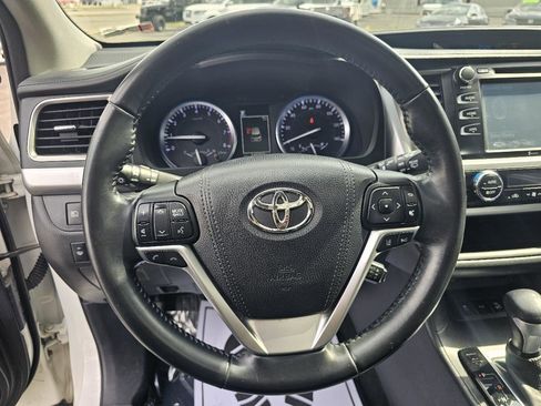 Used 2017 Toyota Highlander SE image 17