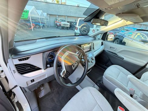 Used 2019 Toyota Sienna L w/ Carpet Mat Package image 12