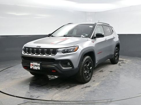 Used 2023 Jeep Compass Trailhawk image 3