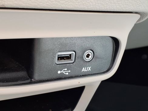 Used 2019 Chrysler Pacifica Touring-L image 16