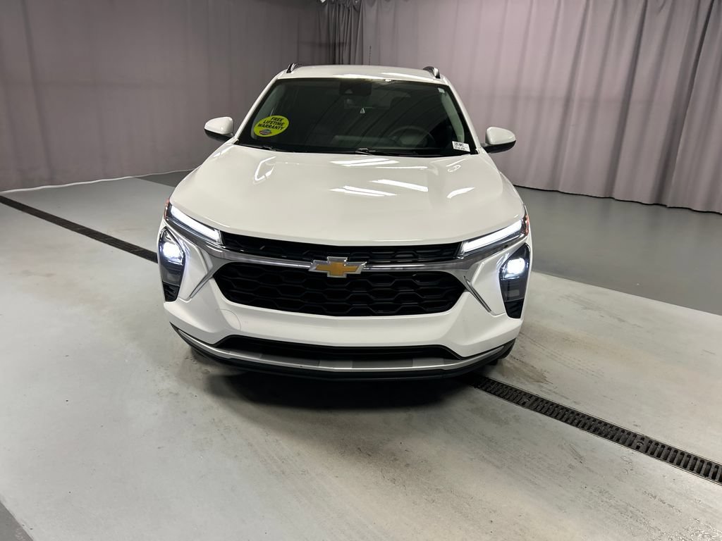 Used 2025 Chevrolet Trax LT FWD image 2