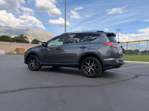 Used 2018 Toyota RAV4 SE AWD/4WD image 4