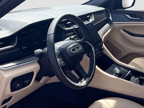 Used 2024 Jeep Grand Cherokee Limited AWD/4WD image 9