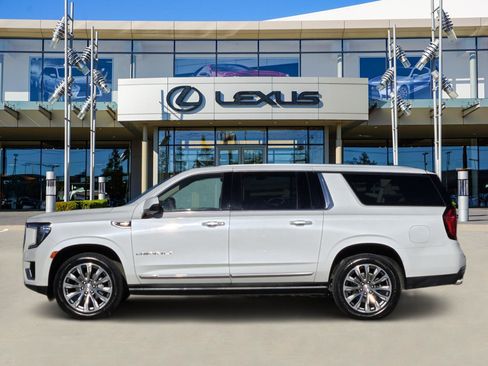 Used 2021 GMC Yukon XL Denali w/ Denali Premium Package image 3