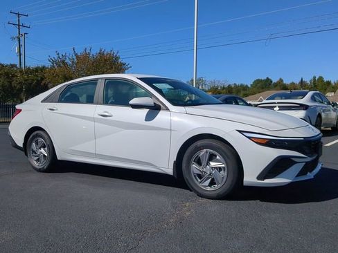 Certified 2025 Hyundai Elantra SE image 2