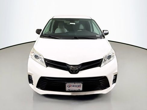 Used 2018 Toyota Sienna L FWD image 2