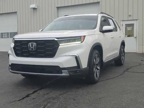 Used 2025 Honda Pilot Touring image 3