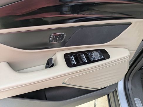 Used 2025 Lincoln Nautilus Premier image 9