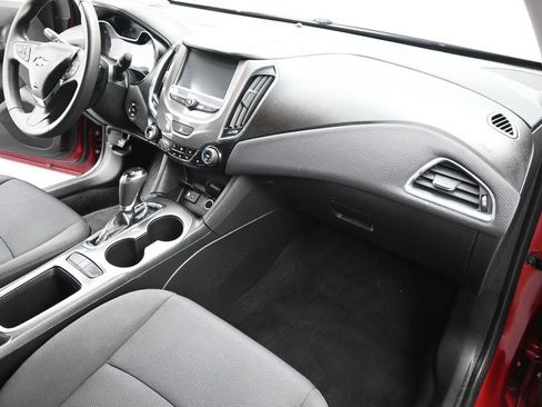 Used 2018 Chevrolet Cruze LT w/ Convenience Package FWD image 17