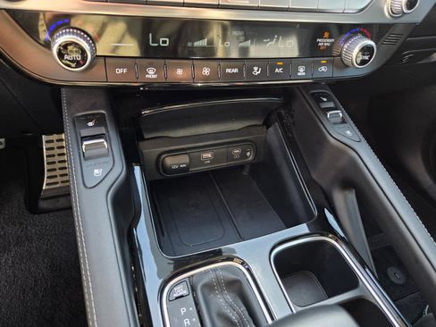 Used 2025 Kia Telluride SX w/ SX Captain's Chair Package FWD image 25