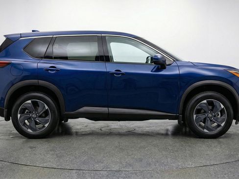 Used 2025 Nissan Rogue SV AWD/4WD image 11