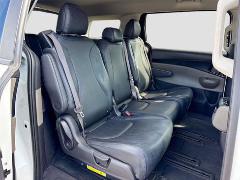 Used 2025 Kia Carnival FWD image 28