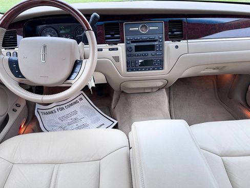 Used 2008 Lincoln Town Car Signature Limited RWD image 6