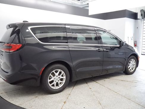 Certified 2023 Chrysler Pacifica Touring-L FWD image 12
